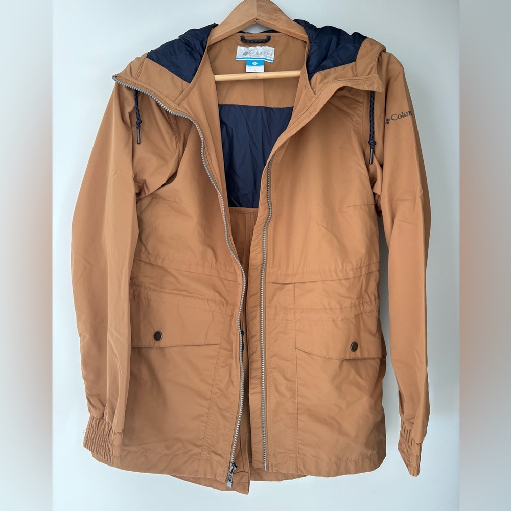 Size Small Columbia lightweight jacket with hood